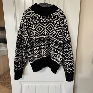 Old Navy: Black and White Geometric Sweater